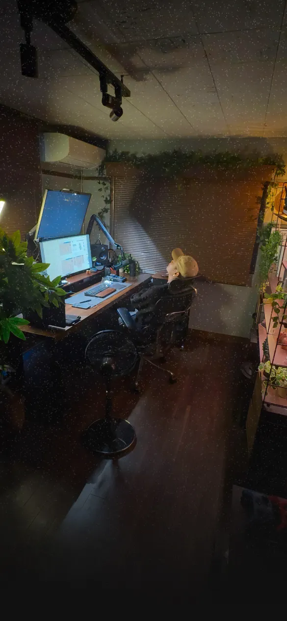 ファーストビューの背景画像①(Teruがデザインを作っているときに悩んでいる姿)